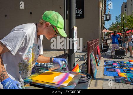 Grand Rapids, Michigan - Patricia Owen con la sua mostra di pittura a spruzzo durante il concorso ArtPrize. L'annuale mostra d'arte e l'evento culturale Foto Stock