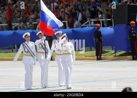 Caracas, Venezuela. 5 luglio 2024. I membri della marina russa partecipano alla parata militare venezuelana per celebrare il giorno dell'indipendenza del paese sudamericano. Il Venezuela celebra 213 anni di indipendenza dalla Spagna. Crediti: Jeampier Arguinzones/dpa/Alamy Live News Foto Stock