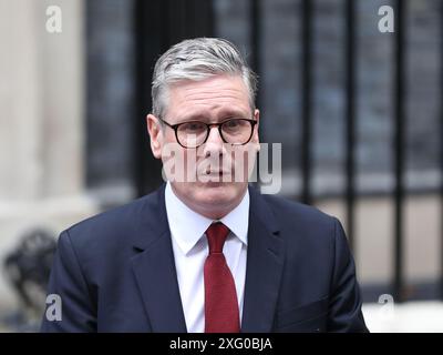 Londra, Regno Unito. 5 luglio 2024. Appena nominato primo ministro Sir Keir Starmer arriva al numero 10 con sua moglie Victoria dopo il suo incontro con il re. Crediti: Uwe Deffner/Alamy Live News Foto Stock