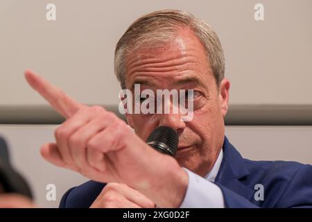 Londra, Regno Unito, 5 luglio 2024. Nigel Farage alla conferenza stampa Reform UK che si è tenuta a Westminster dopo che il partito ha ottenuto quattro seggi alle elezioni generali. Sono stati fatti discorsi e sono state prese domande dai membri dei media. James Murdock fu successivamente annunciato come quinto deputato riformato, eletto per South Basildon e East Thurrock. Credito: Fotografia dell'undicesima ora/Alamy Live News Foto Stock