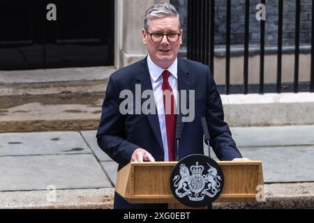 Londra, Regno Unito. 5 luglio 2024. Sir Keir Starmer si rivolge ai media al di fuori del 10 di Downing Street come primo ministro dopo la vittoria del Partito Laburista alle elezioni generali. Il Partito Laburista ha vinto le elezioni generali con una schiacciante caduta, ponendo fine a 14 anni di governo conservatore. Crediti: Mark Kerrison/Alamy Live News Foto Stock