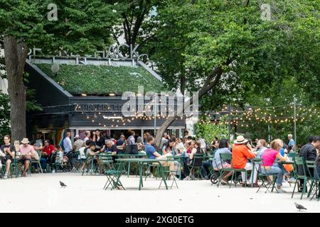 Lo Shake Shack nel Madison Square Park è molto popolare, 2024, New York, Stati Uniti Foto Stock