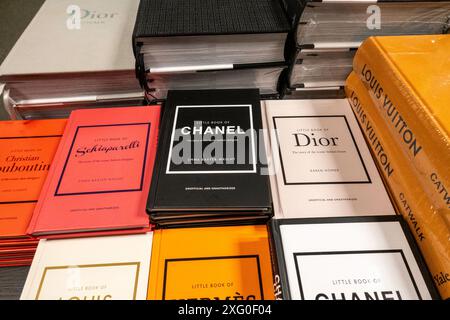 Barnes & Noble Booksellers sulla Fifth Avenue a New York City ha una vasta selezione di libri, USA 2024 Foto Stock