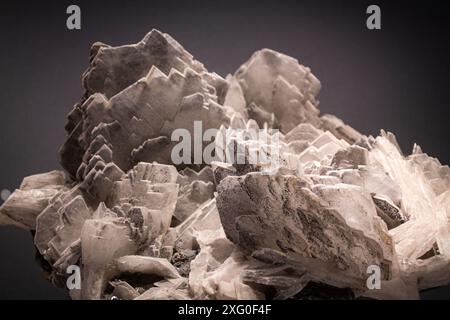 Formazioni rocciose di Baryte nella regione. Texture Gemstone su sfondo nero. Carta da parati in pietra Foto Stock