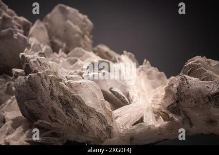 Formazioni rocciose di Baryte nella regione. Texture Gemstone su sfondo nero. Carta da parati in pietra Foto Stock