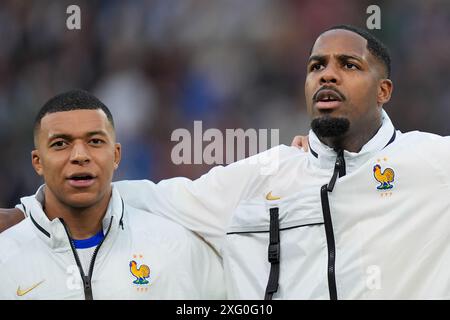 Amburgo, Germania. 5 luglio 2024. Kylian Mbappe (a sinistra) e il portiere Mike Maignan (a destra) della Francia durante la partita Portogallo contro Francia dei quarti di finale di UEFA Euro 2024 al Volksparkstadion di Amburgo il 5 luglio 2024. (Foto di: Dimitrije Vasiljevic) credito: Dimitrije Vasiljevic/Alamy Live News Foto Stock