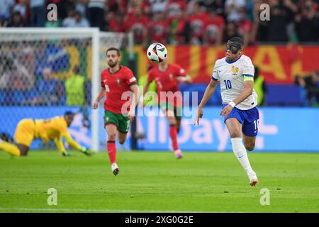 Amburgo, Germania. 5 luglio 2024. Kylian Mbappe di Francia corre con il pallone durante la partita Portogallo contro Francia di UEFA Euro 2024 quarti di finale al Volksparkstadion di Amburgo il 5 luglio 2024. (Foto di: Dimitrije Vasiljevic) credito: Dimitrije Vasiljevic/Alamy Live News Foto Stock