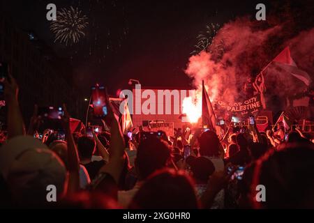 Manhattan, New York, Stati Uniti. 4 luglio 2024. I manifestanti pro-Palestina si radunano sulla 28a strada mentre i fuochi d'artificio del 4 luglio di Macy esplodono sullo sfondo durante il Rally 'Flood 4 luglio for Palestine' a New York City. (Credit Image: © Derek French/SOPA Images via ZUMA Press Wire) SOLO PER USO EDITORIALE! Non per USO commerciale! Foto Stock