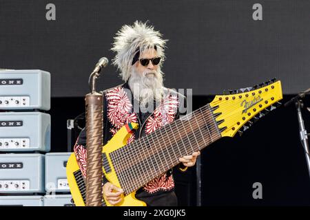 ZZ Top - KunstRasen Bonn Gronau 2024 - 04.07.2024 Elwood FRANCIS Bass von der US amerikanischen Rockband ZZ TOP beim Live Auftritt auf der KunstRasen Bühne - Der KunstRasen a Bonn Gronau ist eine beliebte Sommer Open Air Konzertreihe am Rande der Rheinaue am Bonner Rheinufer. 04.07.2024 Bonn Gronau Nordrhein-Westfalen Deutschland *** ZZ Top Kunst Rasen Bonn Gronau 2024 04 07 2024 Elwood FRANCIS Bass della rock band statunitense ZZ TOP che si esibisce dal vivo sul palco Kunst Rasen a Bonn Gronau è una popolare serie di concerti all'aperto estiva sul al confine del Rheinaue sulle rive del fiume Foto Stock