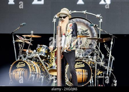 ZZ Top - KunstRasen Bonn Gronau 2024 - 04.07.2024 Billy GIBBONS Sänger von der US amerikanischen Rockband ZZ TOP beim Live Auftritt auf der KunstRasen Bühne - Der KunstRasen a Bonn Gronau ist eine beliebte Sommer Open Air Konzertreihe am Rande der Rheinaue am Bonner Rheinufer. 04.07.2024 Bonn Gronau Nordrhein-Westfalen Deutschland *** ZZ Top Kunst Rasen Bonn Gronau 2024 04 07 2024 Billy GIBBONS cantante della rock band statunitense ZZ TOP che si esibisce dal vivo sul palco Kunst Rasen a Bonn Gronau è una popolare serie di concerti all'aperto estiva sul bordo del Rheinaue sulle rive della RHI Foto Stock