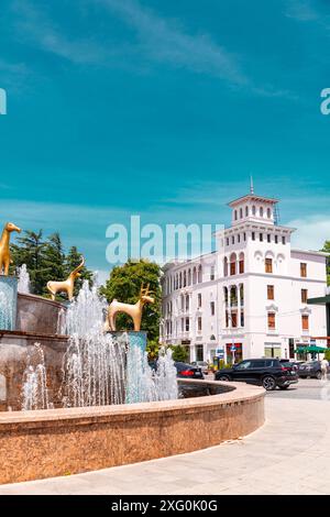 Kutaisi, Georgia - 15 giugno 2024: Colchis o Kolkha Fountain con trenta statue di animali che raffigurano l'antico patrimonio georgiano, situata sulla Centra Foto Stock