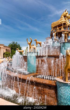 Kutaisi, Georgia - 15 giugno 2024: Colchis o Kolkha Fountain con trenta statue di animali che raffigurano l'antico patrimonio georgiano, situata sulla Centra Foto Stock