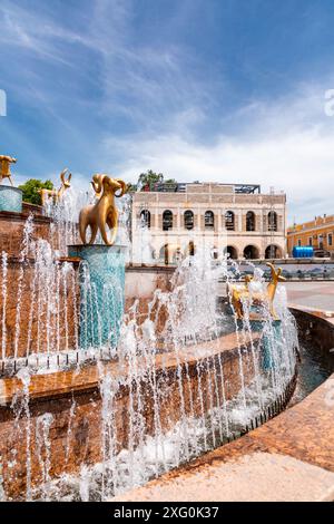 Kutaisi, Georgia - 15 giugno 2024: Colchis o Kolkha Fountain con trenta statue di animali che raffigurano l'antico patrimonio georgiano, situata sulla Centra Foto Stock