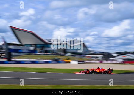 NORTHAMPTONSHIRE, REGNO UNITO. 5 lug, 24. Charles Leclerc (Monaco) della Scuderia Ferrari in azione nella pratica di oggi 2 durante il Qatar Airways British Grand Prix 2024 sul circuito di Silverstone venerdì 05 luglio 2024 nel NORTHAMPTONSHIRE, INGHILTERRA. Crediti: Taka G Wu/Alamy Live News Foto Stock