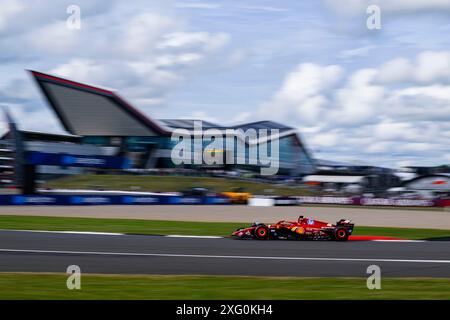 NORTHAMPTONSHIRE, REGNO UNITO. 5 lug, 24. Charles Leclerc (Monaco) della Scuderia Ferrari in azione nella pratica di oggi 2 durante il Qatar Airways British Grand Prix 2024 sul circuito di Silverstone venerdì 05 luglio 2024 nel NORTHAMPTONSHIRE, INGHILTERRA. Crediti: Taka G Wu/Alamy Live News Foto Stock