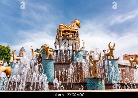 Colchis o Fontana di Kolkha con trenta statue di animali raffiguranti l'antico patrimonio georgiano, situata sulla piazza centrale di Kutaisi. Foto Stock