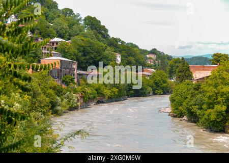 Il Rioni è il principale fiume della Georgia occidentale, che ha origine nelle montagne del Caucaso, nella regione di Racha e scorre verso ovest fino al Mar Nero. Foto Stock