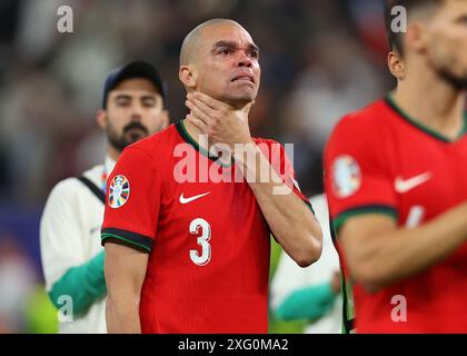 Amburgo, Germania. 5 luglio 2024. Pepe del Portogallo in lacrime mentre ringrazia i tifosi durante i quarti di finale dei Campionati europei UEFA al Volksparkstadion di Amburgo. Il credito per immagini dovrebbe essere: Paul Terry/Sportimage Credit: Sportimage Ltd/Alamy Live News Foto Stock