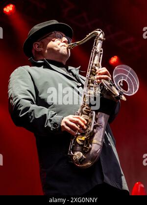 Edimburgo, Regno Unito. 5 luglio 2024. Madness Live al Castello di Edimburgo venerdì 5 luglio 2024 membri della band: Chris Foreman Mike Barson Lee Thompson Graham 'Suggs' McPherson Dan Woodgate Mark Bedford Credit: Alan Rennie/Alamy Live News Foto Stock