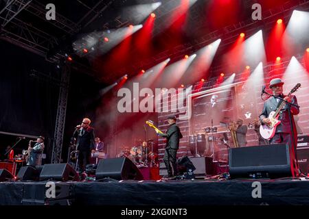 Edimburgo, Regno Unito. 5 luglio 2024. Madness Live al Castello di Edimburgo venerdì 5 luglio 2024 membri della band: Chris Foreman Mike Barson Lee Thompson Graham 'Suggs' McPherson Dan Woodgate Mark Bedford Credit: Alan Rennie/Alamy Live News Foto Stock