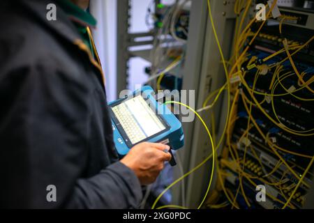 Test dei cavi in fibra ottica di segnale per verificarne la prontezza all'uso Foto Stock