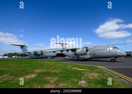 Un aereo belga A400M Atlas e un aereo portoghese KC390 sono parcheggiati in esposizione statica per la SHAPE International Air Fest, sulla base aerea di Chièvres, Belgio, 28 giugno 2024. (Foto dell'esercito degli Stati Uniti di Pierre-Etienne Courtejoie) Foto Stock