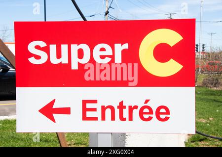 Cartello supermercato che indica l'ingresso principale su ave. Taniata a Levis, Quebec, Canada Foto Stock