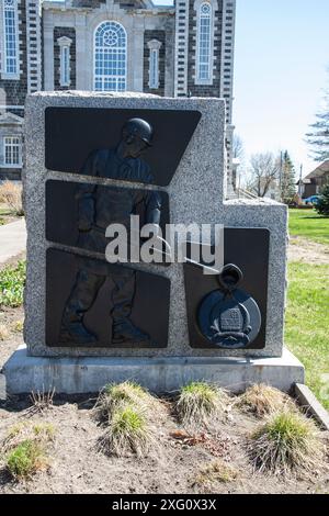 Scultura di operaio che produce stemmi presso la Chiesa di St. Croix di Lotbinière in rue principale a Sainte-Croix, Quebec, Canada Foto Stock