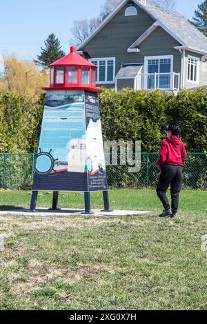 Insegna del piroscafo Etoile su un faro decorato alla banchina di Lotbinière, Quebec, Canada Foto Stock