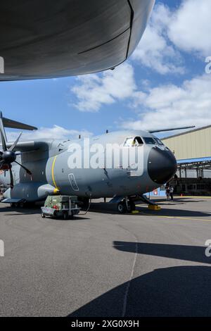 Un velivolo Atlas dell'aeronautica belga A400M è in esposizione statica per la SHAPE International Air Fest, sulla base aerea di Chièvres, Belgio, 28 giugno 2024. (Foto dell'esercito degli Stati Uniti di Pierre-Etienne Courtejoie) Foto Stock