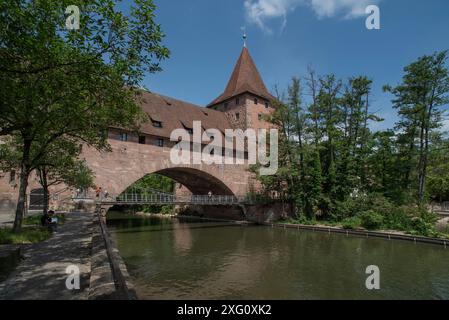 Storica passerella pedonale, 1824, sopra Pegnitz e Fronveste e Schlayer Tower intorno al 1490, Norimberga, Franconia media, Baviera, Germania Foto Stock