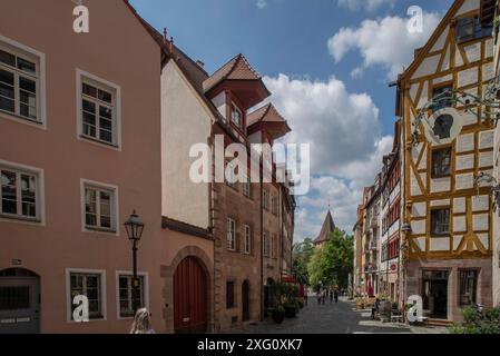 Edifici residenziali storici con finestre a bovindo con ascensore sul tetto, Weissgerbergasse, Norimberga, Franconia media, Baviera, Germania Foto Stock