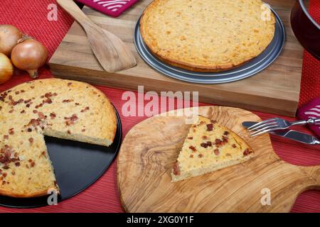 Cucina sveva, crostata di cipolla vegetariana e classica con pancetta, al forno, salata, torta salata, tipica sveva, cucina casalinga, teglia per torte, dal forno Foto Stock