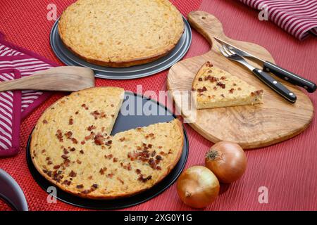 Cucina sveva, crostata di cipolla vegetariana e classica con pancetta, al forno, salata, torta salata, tipica sveva, cucina casalinga, teglia per torte, dal forno Foto Stock