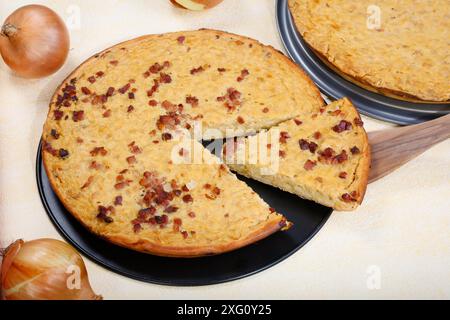 Cucina sveva, crostata di cipolla vegetariana e classica con pancetta, al forno, salata, torta salata, tipica sveva, cucina casalinga, teglia per torte, dal forno Foto Stock