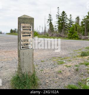 Cartello in pietra nel Parco Nazionale di Harz con indicazioni per Torfhaus, Ilsenburg, Ilsef Foto Stock