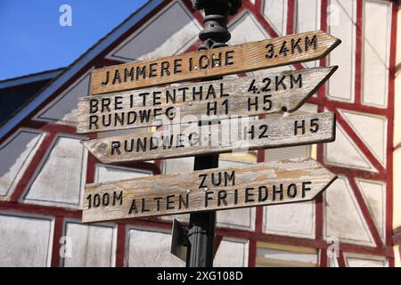 Cartello di fronte a una casa in legno a Herrstein vicino a Idar-Oberstein Foto Stock