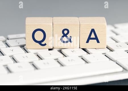 Domande e risposte sul blocco di legno sulla tastiera del computer. Concetto di domande e risposte Foto Stock