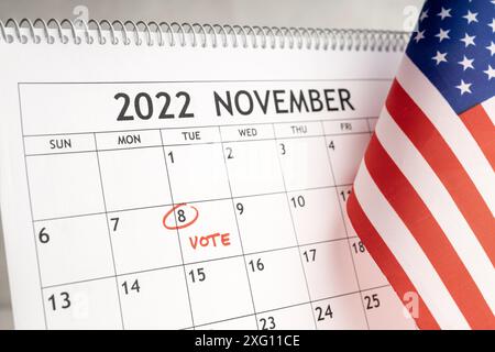 Novembre 2022 USA Vote Day Concept. Calendario da tavolo con il 8 novembre contrassegnato in rosso e bandiera USA Foto Stock