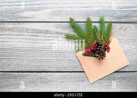 Albero di Natale ramoscelli in busta di carta su sfondo di legno, eco sostenibile decorazione tendenza Foto Stock