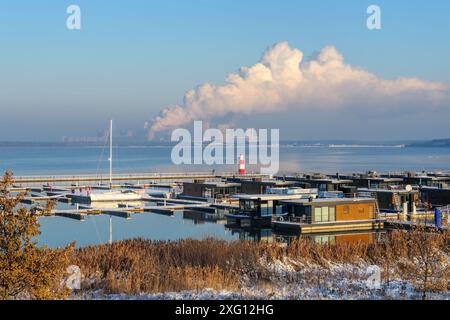 Baerwalder visita il porto e la centrale elettrica di Boxberg im Winter, il lago di Baerwalder con porticciolo e la centrale elettrica di Boxberg in inverno nel distretto dei laghi Lusaziani Foto Stock