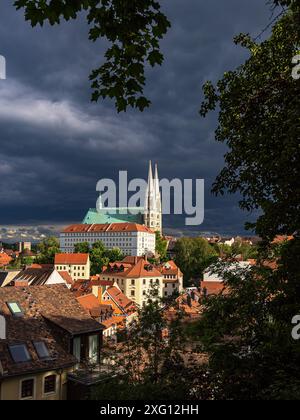 Vista sulla città di Goerlitz fino alla chiesa di San Pietro Foto Stock