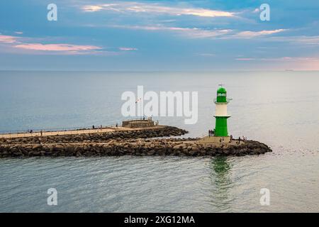 Molo sulla costa baltica a Warnemuende in serata Foto Stock