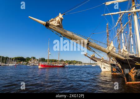 Navi a vela sulla Warnow durante la Hanse Sail a Rostock Foto Stock