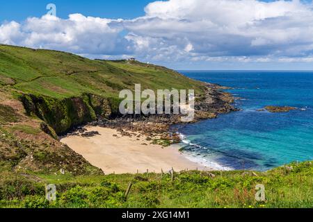 Costa del Mar Celtico e scogliere vicino a Portheras Cove, Cornovaglia, Inghilterra, Regno Unito Foto Stock