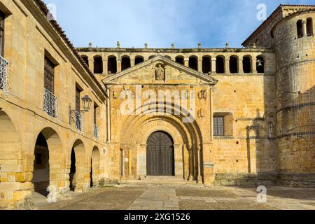 Chiesa Collegiata di Santa Juliana a Santillana del Mar, Cantabria, Spagna. Fotografia di alta qualità Foto Stock