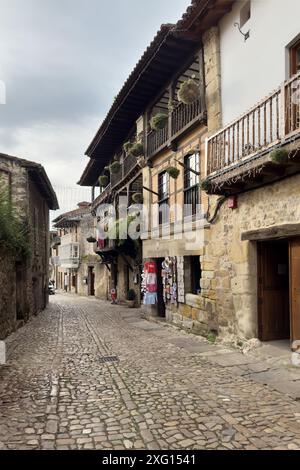 Vista panoramica del villaggio medievale di Santillana del Mar in Cantabria, Spagna. Fotografia di alta qualità Foto Stock