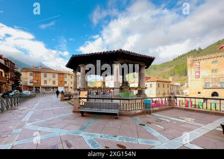 Scena urbana della città cantabrica di Potes, nel Parco Nazionale Picos de Europa. Foto di alta qualità Foto Stock