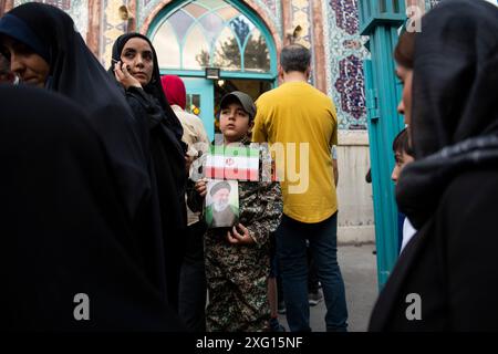 Teheran, Teheran, Iran. 5 luglio 2024. Il popolo iraniano si schiera per votare alle elezioni presidenziali alla moschea Hosseinieh Ershad venerdì 5 luglio 2024. Gli iraniani hanno iniziato a votare venerdì in un ballottaggio elettorale per sostituire il defunto presidente Ebrahim Raisi, che è rimasto ucciso in un incidente in elicottero il mese scorso. (Credit Image: © Sobhan Farajvan/Pacific Press via ZUMA Press Wire) SOLO PER USO EDITORIALE! Non per USO commerciale! Foto Stock