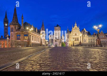 Ghent Belgio, skyline notturno della città al ponte di San Michele (Sint-Michielsbrug) con il fiume Leie e Korenlei Foto Stock